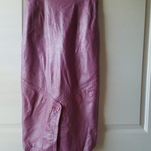 Pencil skirt made of genuine leather .